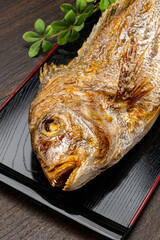 鯛の姿焼きが乗ったお祝いの和食膳