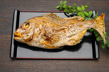 鯛の姿焼きが乗ったお祝いの和食膳