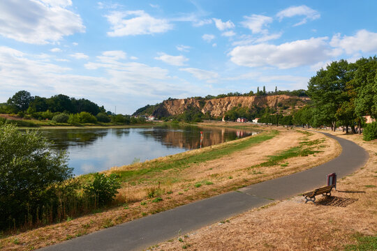 Elbe mit Gesteinswand B&ouml;ser Bruder in Diesbar-Seu&szlig;litz
