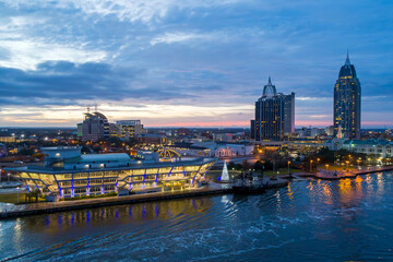 Obraz premium Aerial view of Mobile, Alabama at twilight
