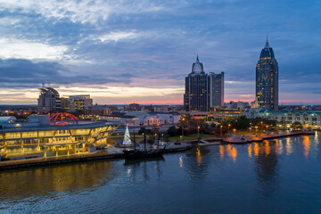 Obraz premium Aerial view of Mobile, Alabama at twilight