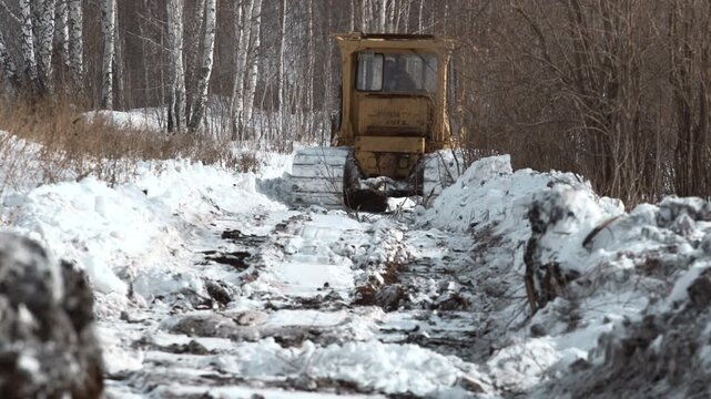 Harsh Winter Conditions Prompt Earthmoving Equipment To Restore Remote Forest Access Routes . Stock clip