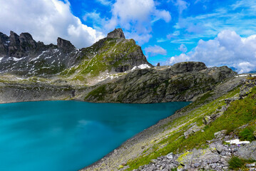 Obraz premium Der Wildsee (5-Seen-Wanderroute) im Pizolmassiv, Kanton St. Gallen, Schweiz