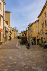 Fototapeta premium Dans les rues du village médiéval de Mougins sur la Côte d'Azur en France