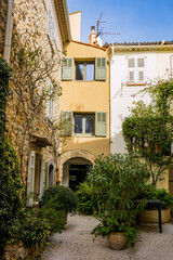 Dans les rues du village m&eacute;di&eacute;val de Mougins sur la C&ocirc;te d'Azur en France