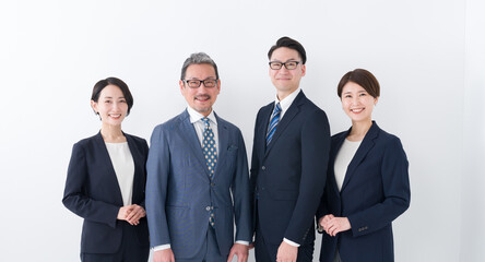 笑顔のカメラ目線のビジネスマン複数人
