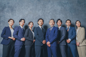 スーツを着た様々な世代の男女