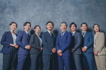 スーツを着た様々な世代の男女