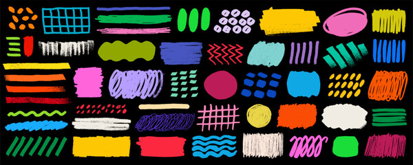 Obraz premium Crayon line highlight strokes in rough texture. Crayon highlight scribble box text underline set in bright neon red blue green yellow pink and purple on black background.