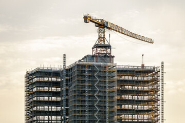 Geb&auml;ude im Bau mit Kran und Ger&uuml;st