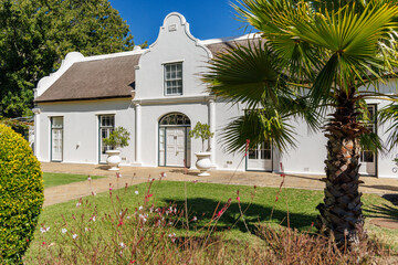 Naklejka premium Winery mansion surrounded by greenery in South Africa