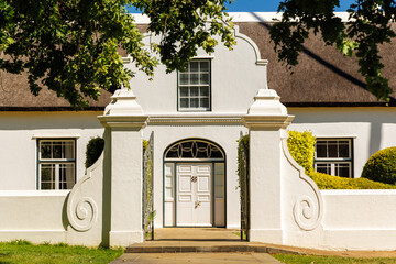 Naklejka premium Winery mansion surrounded by greenery in South Africa