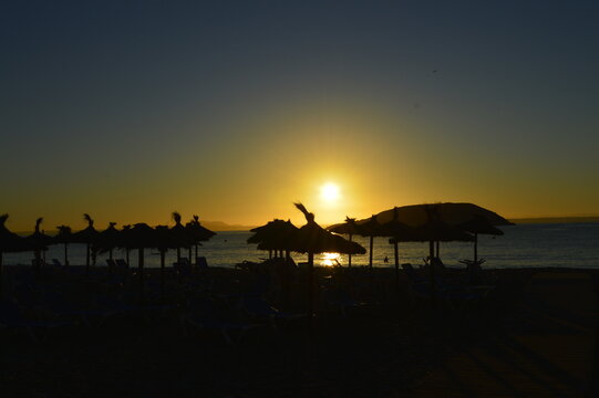 P&ocirc;r do sol na orla da praia de Mallorca na Espanha