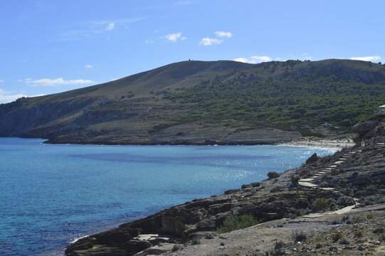 Mar azul da Ilha de Mallorca na Espanha