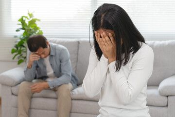 Obraz premium Family divorce problem concept, Husband and wife sitting separating after arguing in the living room at home.
