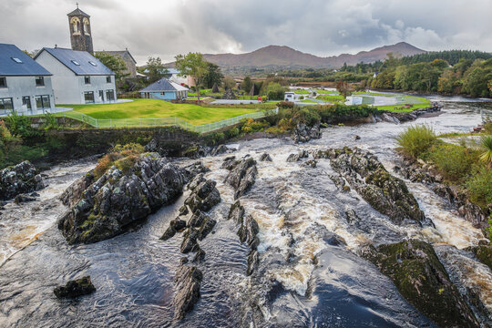 The estuary of the River Sneem and St. Michael's Catholic Church in the village Sneem on the Iveragh Peninsula in Kerry, Ireland