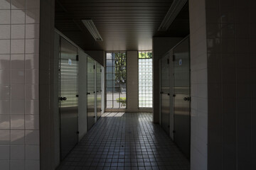 公園にある公衆トイレ、薄暗い公衆便所