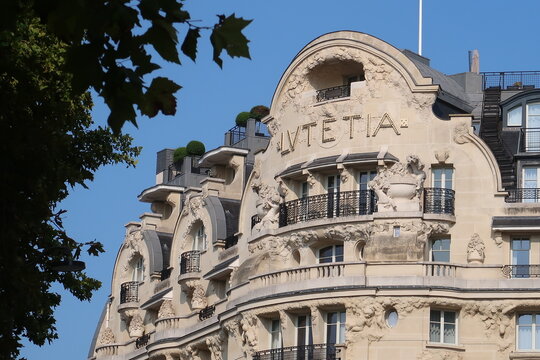 Fa&ccedil;ade du c&eacute;l&egrave;bre h&ocirc;tel de luxe / palace Lutetia &agrave; Paris, b&acirc;timent d&rsquo;architecture Art Nouveau, class&eacute; monument historique &ndash; ao&ucirc;t 2025 (France)