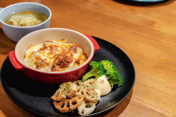 グラタンと野菜スープの夕食