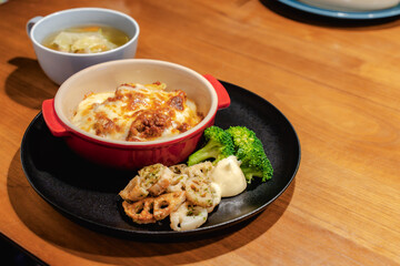 黒い皿の夕食セット