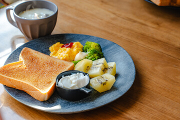 朝食プレートとスープ