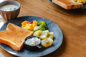 トーストと卵の朝食