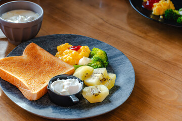 フルーツ付き朝食プレート