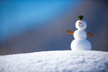 雪山と雪だるま