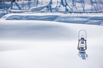 雪の平原とオイルランタン
