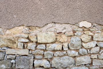 Mur en pierre apparente à jointoyer, piquage des joints, enlever le crépis d’une maison pour révéler la pierre apparente © CURIOS