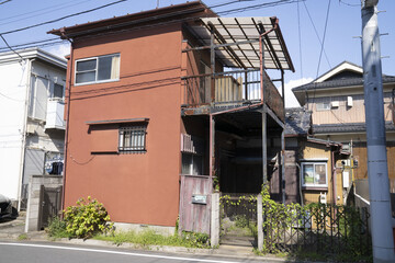 日本の古い木造二階建住宅/狭小住宅/一戸建て/