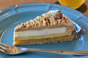 青い皿に盛り付けられた栗のモンブランタルトのカット