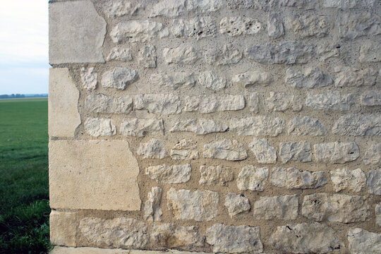 Mur et joints ton pierre sur la fa&ccedil;ade de la maison en pierre
