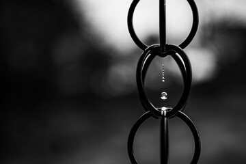 鎖を伝い落下する水滴の連鎖（モノクロ）