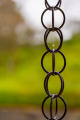 鎖を伝い連鎖する水滴