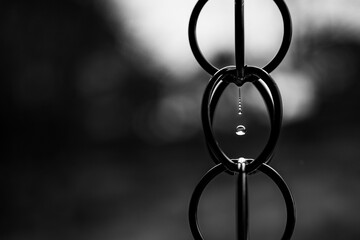 鎖から落ちる水滴のモノクロ表現