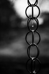 鎖を伝い落下する水滴の連鎖と反射