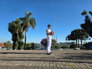 homem tocando birimbau musica de capoeira  © Alexandre