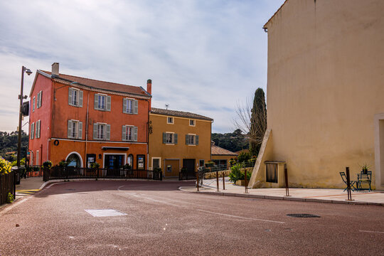 Dans les rues du village m&eacute;di&eacute;val de Biot sur la C&ocirc;te d'Azur en France
