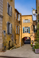 Obraz premium Dans les rues du village médiéval de Biot sur la Côte d'Azur en France