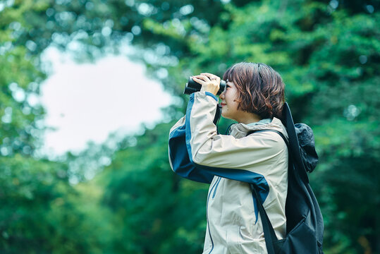 緑地をハイキングする若い女性