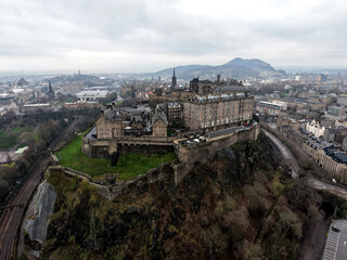 Obraz premium Drone shot of Edinburgh Castle in Edinburgh, Scotland, United Kingdom