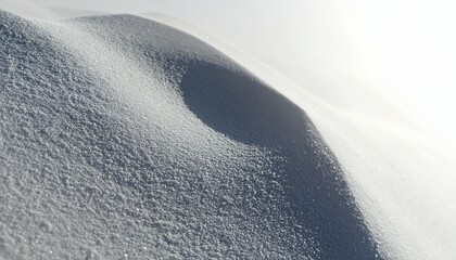 겨울철 들판에 두껍게 쌓인 하얀 눈이 강한 바람에 깎여 만들어낸 부드러운 곡선의 사구와 미세한 얼음 결정의 질감이 돋보이는 고요하고 추상적인 자연 풍경의 아름다운 모습입니다.