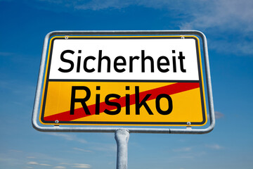 Sicherheit statt Risiko – Symbol für Schutz und Stabilität als Ortsschild