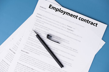 Obraz premium Employment contract document on office desk, legal agreement for hiring, job offer, and professional business relationship concept.
