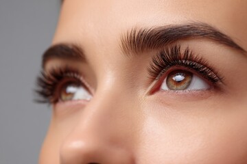 Naklejka premium Close-up of young caucasian female with natural eyebrows and long eyelashes