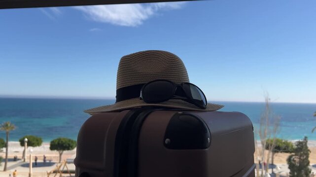 Vistas de maleta y el mar desde habitaci&oacute;n de hotel