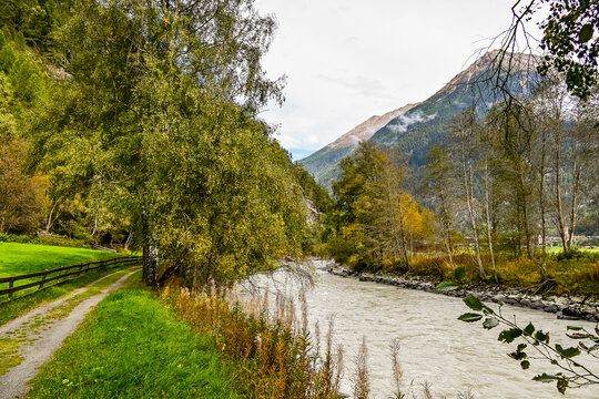 L&auml;ngenfeld, &Ouml;tztaler Ache, Fluss, Uferweg, &Ouml;tztal, Wanderweg, Tal, Tirol, Berge, Wald, Landwirtschaft, S&ouml;lden, Herbst, Sp&auml;tsommer, &Ouml;sterreich