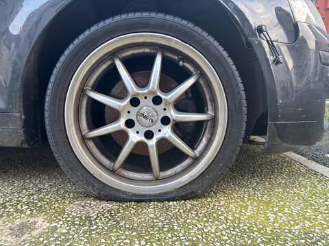 Crevaison de pneu sur un chemin, pneu crev&eacute;