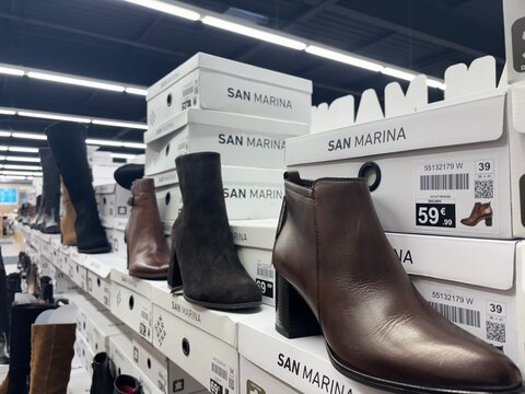 magasin de vente de chaussures san marina avec leurs boites